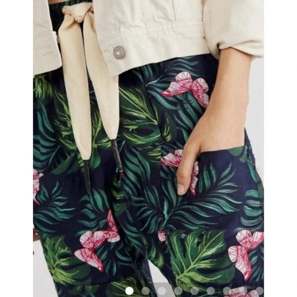Free People Sandrine Rose Bush Pants Navy Blue Palm Trees Tie Waist Cropped Sz M - Picture 9 of 15